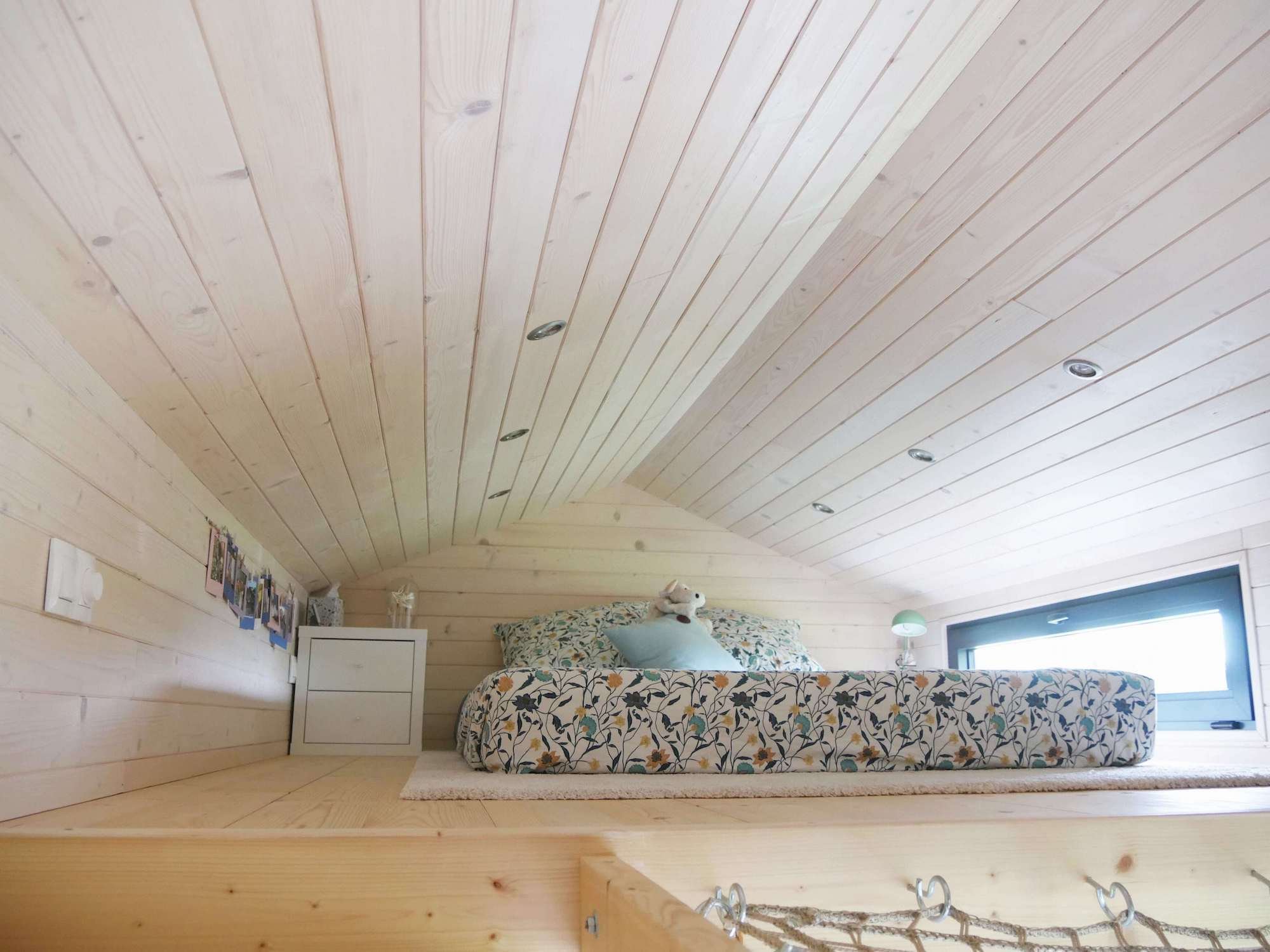 Tiny House Colibri de Quadrapol vue de la mezzanine et du lit