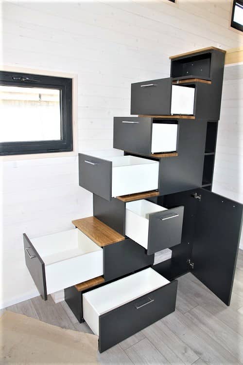 Escaliers en bois avec des tiroirs de rangements