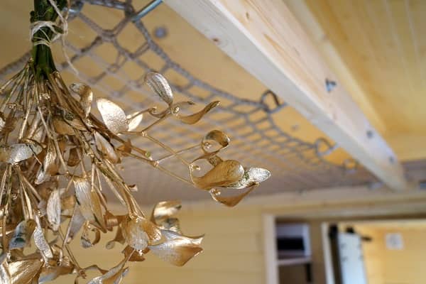 Filet entre deux mezzanines en bois à l'intérieur d'une Tiny House