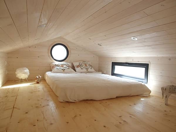 Mezzanine en bois avec lit dans une Tiny House