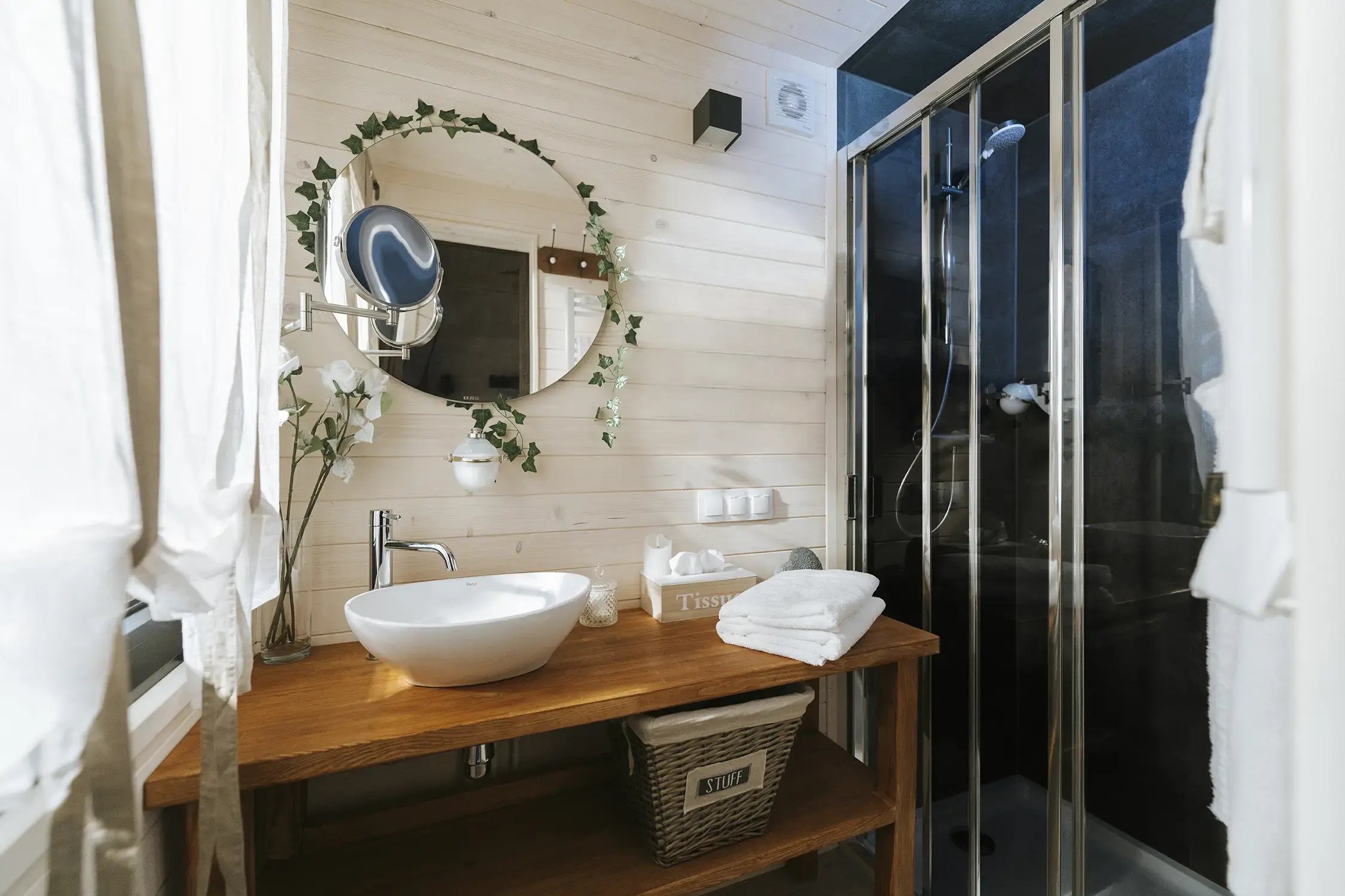 Quadrapol Holzchalet Cabane du Pecheur Innenausstattung Badezimmer