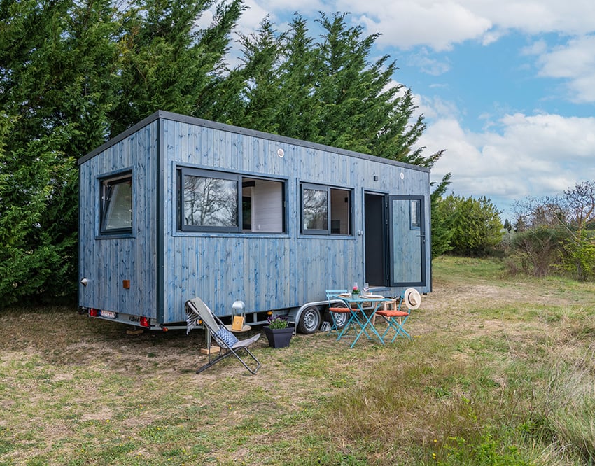 tinyhouse-plain-pied-capucine-quadrapol-exterieur-table-min