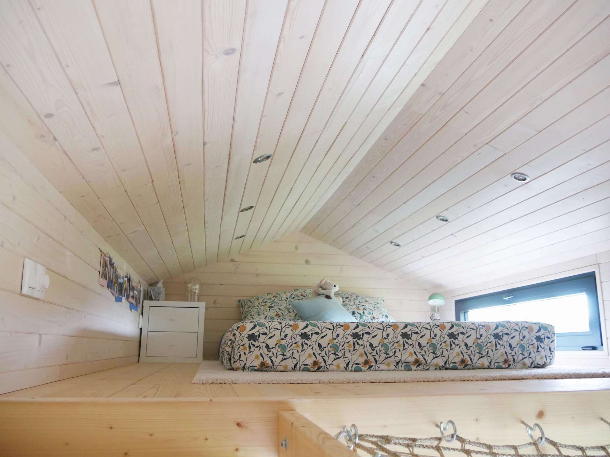 Tiny House Colibri de Quadrapol vue de la mezzanine et du lit