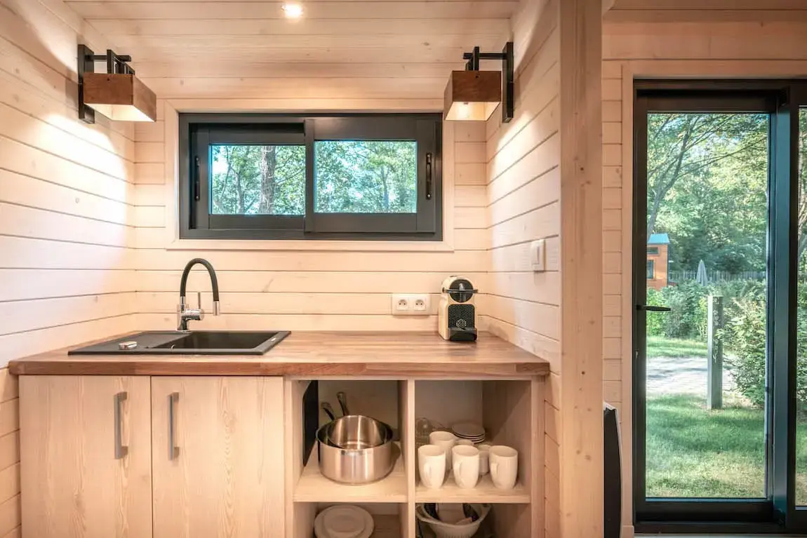 Tiny House Cabana vue cuisine et entrée