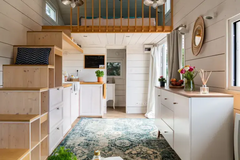 Quadrapol chalet en bois cabanon bleu interieur escalier et cuisine