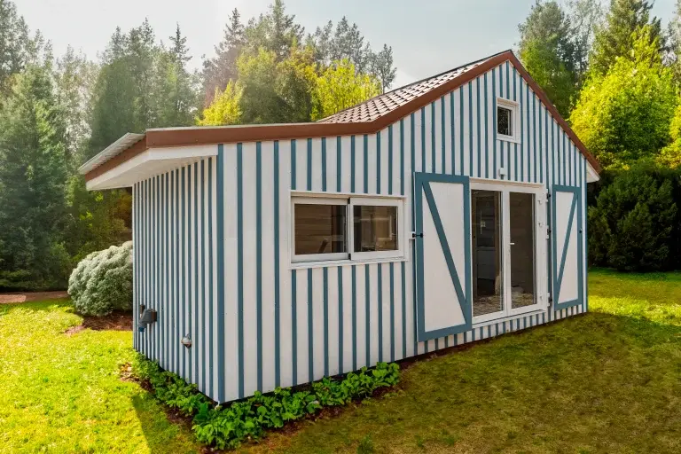 Cabanon Bleu exterieur Quadrapol dans la forêt