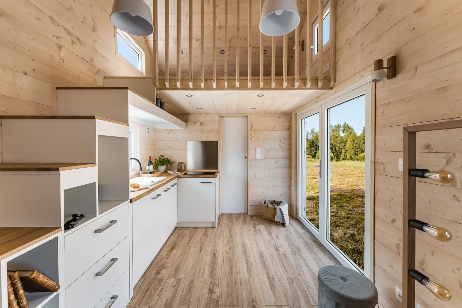 Cabanon Bleu interieur vue escalier et cuisine