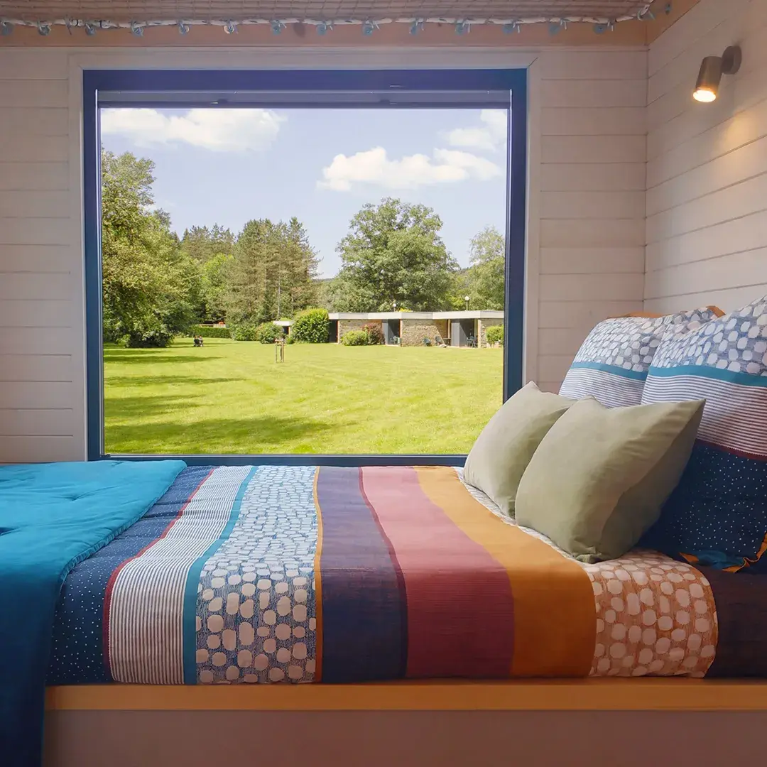 Capucine Tiny House Quadrapol chambre grande fenêtre