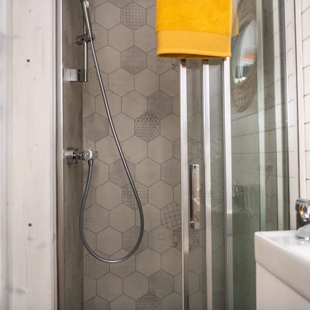 Tiny house Capucine vue salle de bain et douche
