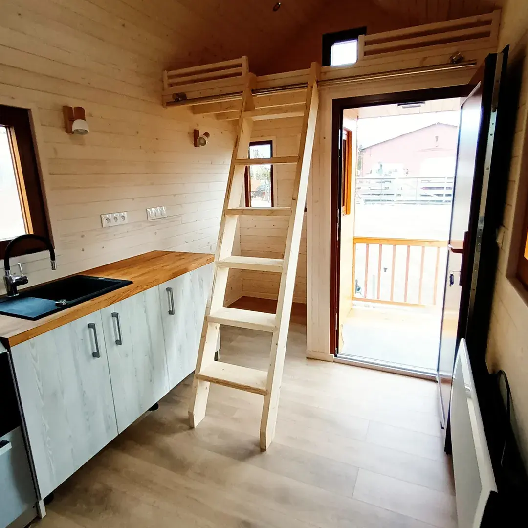 Tiny House Carol intérieur cuisine équipée échelle