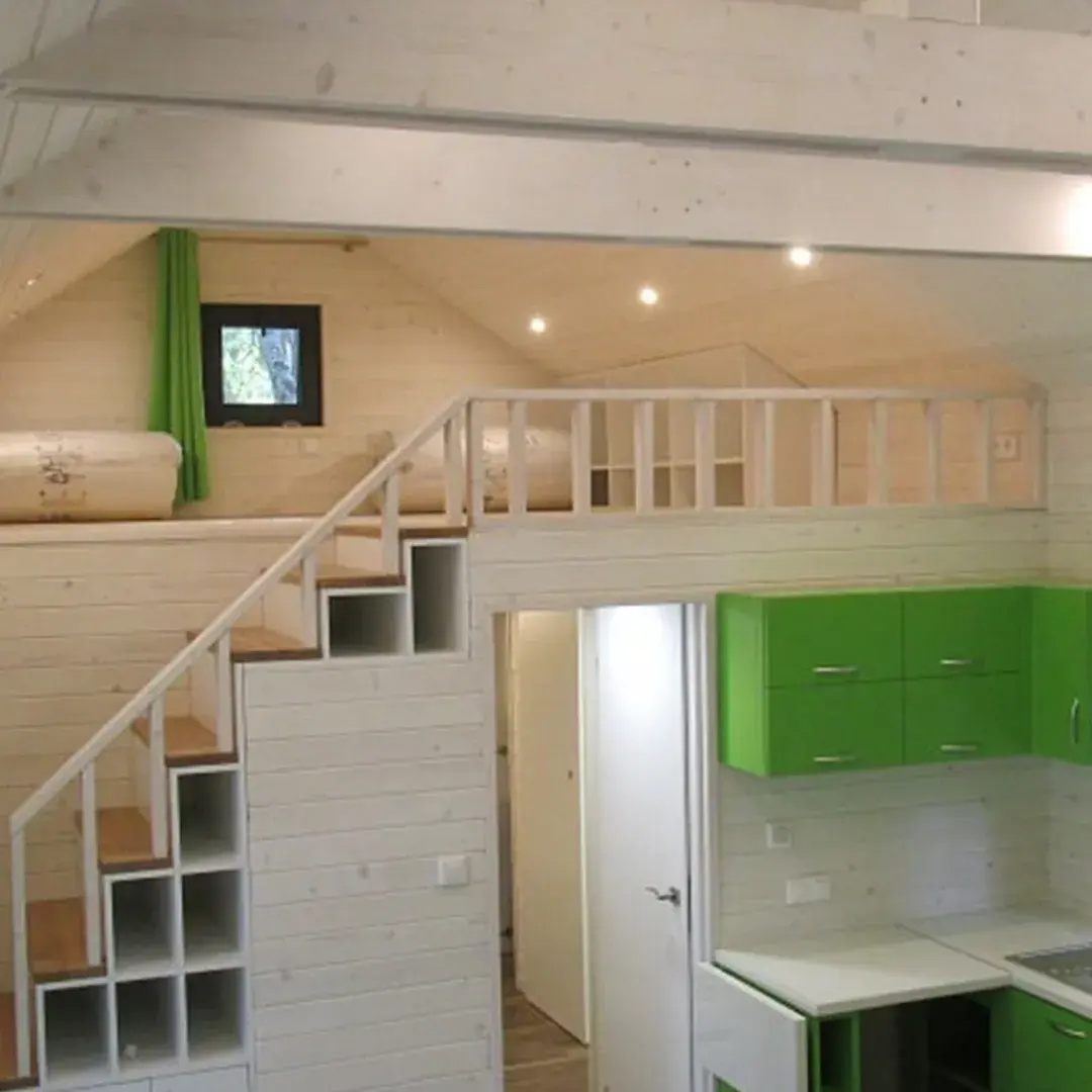 Chalet Kota Finlandais intérieur mezzanine et cuisine