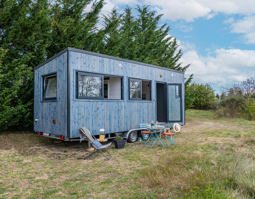 tinyhouse-plain-pied-capucine-quadrapol-exterieur-table-min