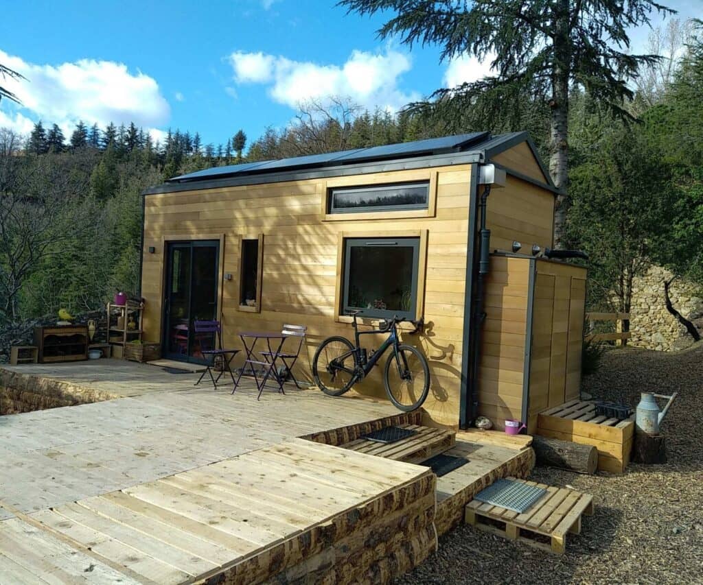 tiny house autonome dans la forêt