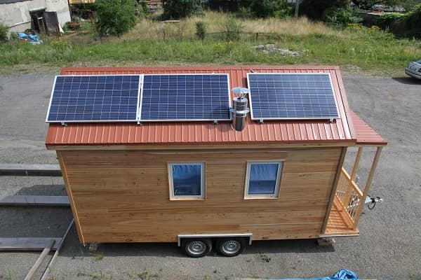 tiny house avec panneaux-solaires sur le toit