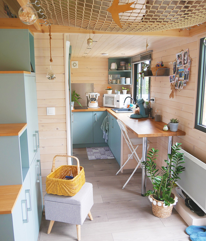 tinyhouse-colibri-quadrapol-salon-cuisine-escalier-filet-crop